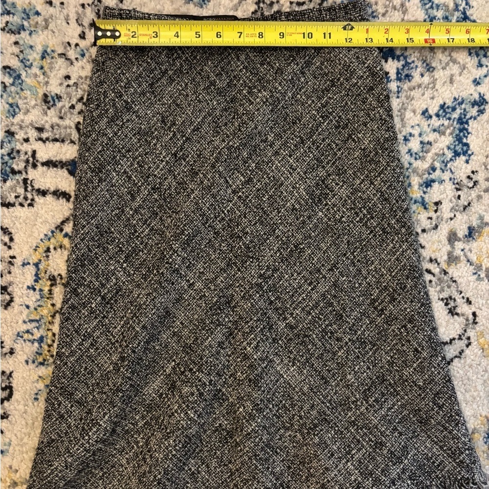 BCBG MaxAzria Elegant Gray Tweed Skirt - Picture 4 of 7
